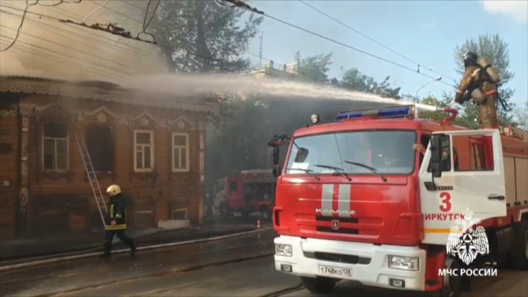 Три человека пострадали во время пожара в жилом доме в центре Иркутска